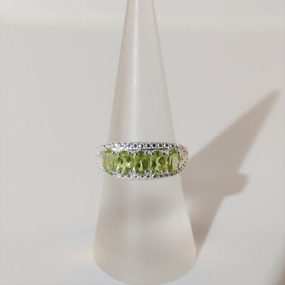 Peridot 1.4 Carats tw Ring in Sterling Silver Size 6-1/4 - Picture 4 of 8